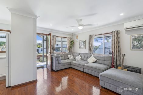 Property photo of 4 Yeramba Road Summerland Point NSW 2259
