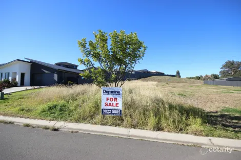 8 Oaklawn St, Currans Hill, NSW 2567