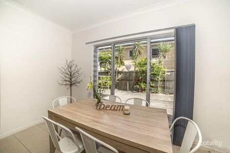 Property photo of 2/60 Broad Street Labrador QLD 4215