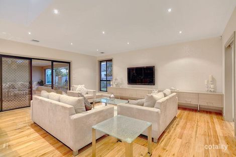 Property photo of 10 Hindmarsh Way Taylors Hill VIC 3037