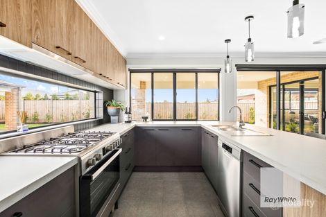 Property photo of 15 Taradale Crescent Fraser Rise VIC 3336