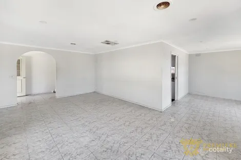 Property photo of 5 Marylyn Place Cranbourne VIC 3977