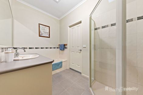 Property photo of 60 Scarlet Crescent Pakenham VIC 3810