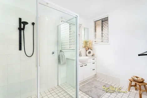 Property photo of 2/6 Brookside Road Labrador QLD 4215