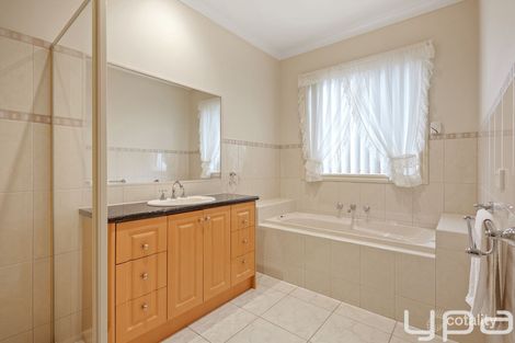 Property photo of 34 Mundi Crescent Manor Lakes VIC 3024