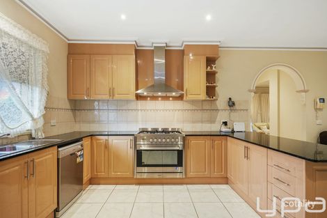 Property photo of 34 Mundi Crescent Manor Lakes VIC 3024