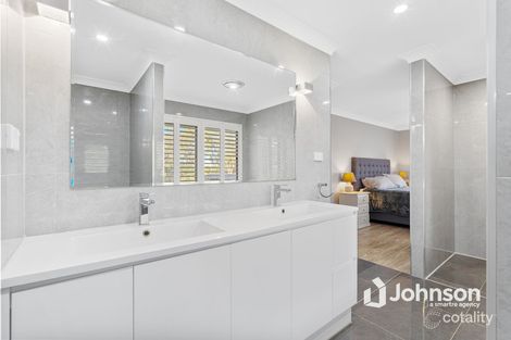 Property photo of 17 Armidale Crescent Helensvale QLD 4212