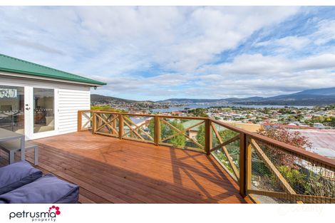 Property photo of 16 Malunna Road Lindisfarne TAS 7015