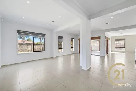 Property photo of 1 Linlithgow Parade Caroline Springs VIC 3023