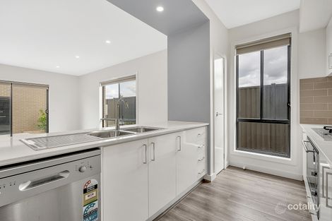Property photo of 20 Attain Walk Roxburgh Park VIC 3064