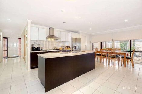 Property photo of 16 York Close Taylors Hill VIC 3037