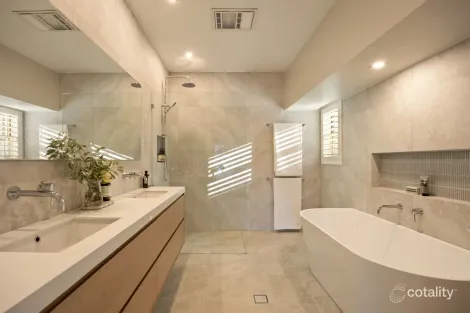Property photo of 70 Tinarra Crescent Kenmore Hills QLD 4069