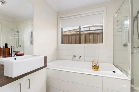 Property photo of 16 Brookfields Mews Lavington NSW 2641