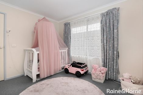 Property photo of 10 Nixon Court Roxburgh Park VIC 3064
