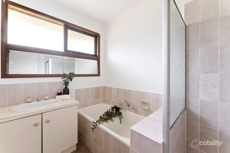 Property photo of 10 Jika Court Werribee VIC 3030