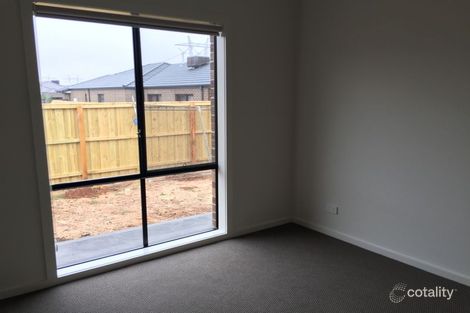 Property photo of 19 Versteegen Street Fraser Rise VIC 3336