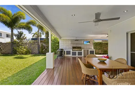 3 Frascati St, Mermaid Waters, QLD 4218