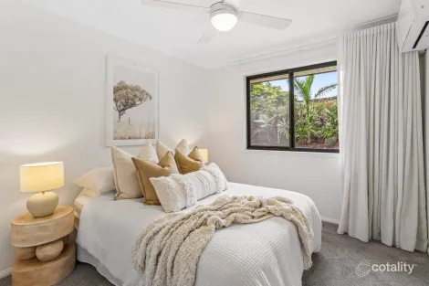 Property photo of 4 Hemes Close Pacific Pines QLD 4211