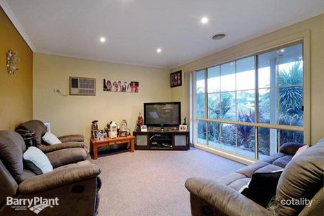 Property photo of 5 Fiona Place Pakenham VIC 3810