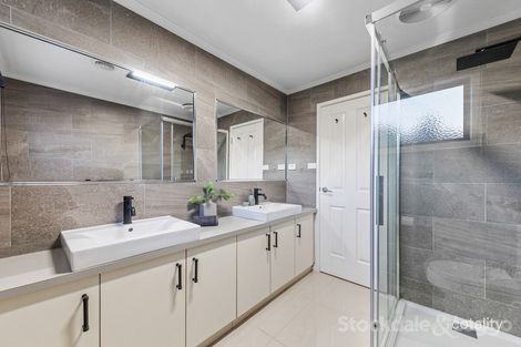 Property photo of 3 Waruka Close Endeavour Hills VIC 3802