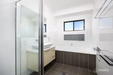 Property photo of 14 Chipp Place Lloyd NSW 2650