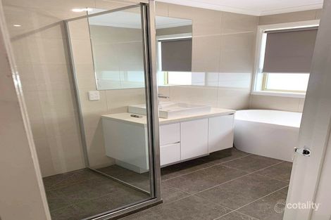 Property photo of 28 Lionheart Avenue Taylors Lakes VIC 3038