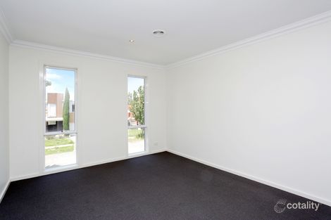 Property photo of 2 Viewbank Circuit Roxburgh Park VIC 3064