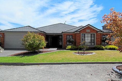 17 Carlyon Cl, Melton West, VIC 3337