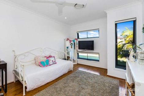 Property photo of 18 Woodfull Crescent Pottsville NSW 2489