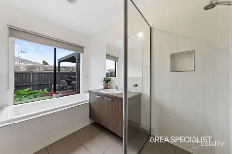 Property photo of 7 Summerhill Drive Pakenham VIC 3810