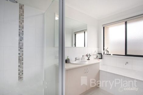 Property photo of 19 Ayesha Rise Pakenham VIC 3810