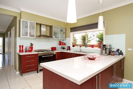 Property photo of 16 Hascombe Drive Caroline Springs VIC 3023