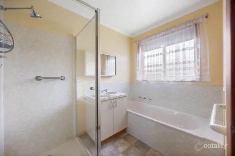 Property photo of 8 Symons Street Wendouree VIC 3355