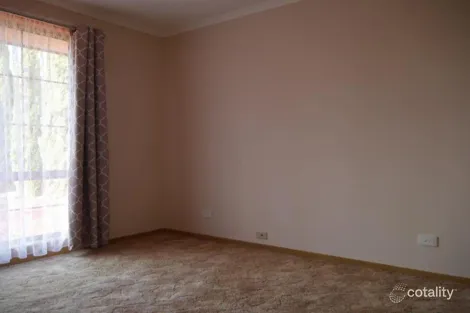 Property photo of 4 Prior Court Brookfield VIC 3338