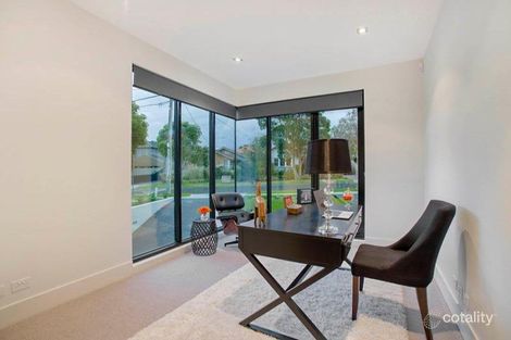 Property photo of 19 Holyrood Avenue Strathmore VIC 3041
