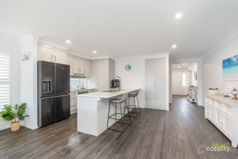 Property photo of 6 Lucinda Way Eli Waters QLD 4655