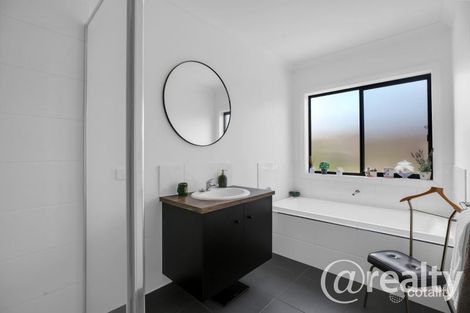 Property photo of 9 Cloverleaf Crescent Drouin VIC 3818