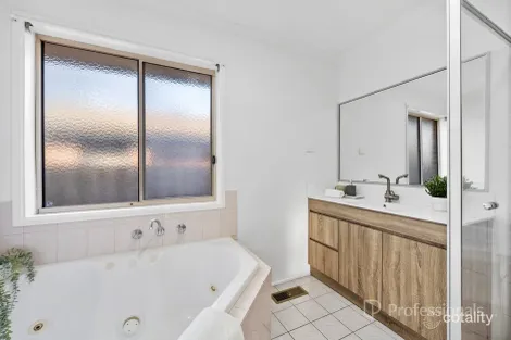 Property photo of 129 Kurrajong Road Narre Warren VIC 3805
