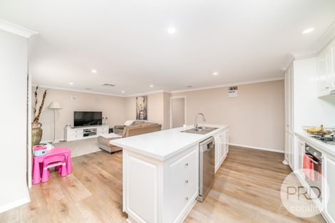 Property photo of 8 Yarrawah Crescent Bourkelands NSW 2650