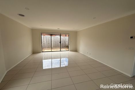 Property photo of 2/8 Coventry Place Melton South VIC 3338