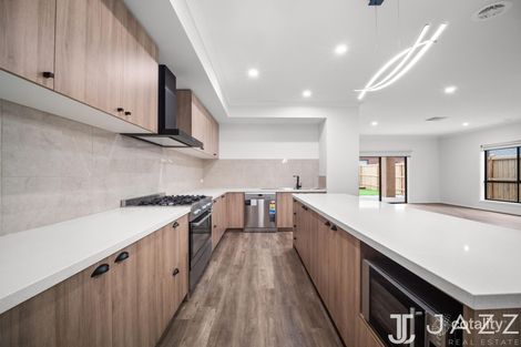 Property photo of 10 Clay Crescent Rockbank VIC 3335