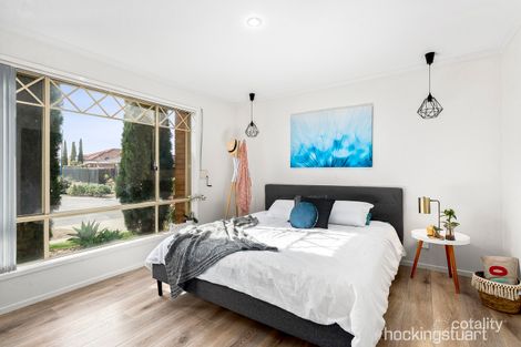 Property photo of 28 Mundi Crescent Manor Lakes VIC 3024