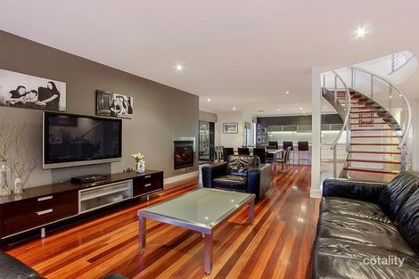 Property photo of 33 Edgewater Circuit Cairnlea VIC 3023