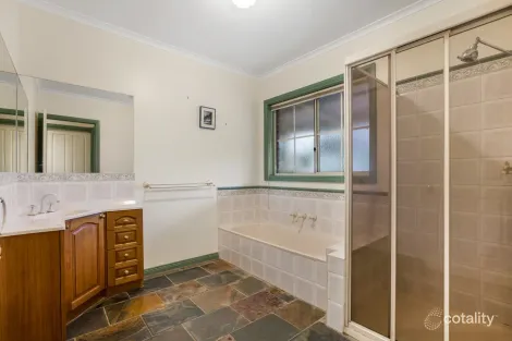 Property photo of 17 Casey Crescent Broadford VIC 3658