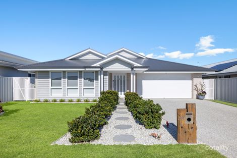 8 Fitzroy Pl, South West Rocks, NSW 2431