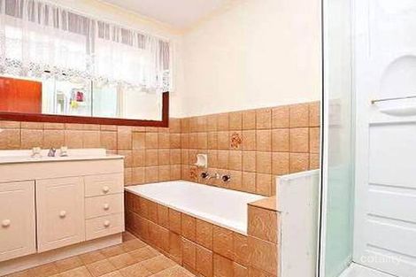 Property photo of 33 Baguley Crescent Kings Park VIC 3021