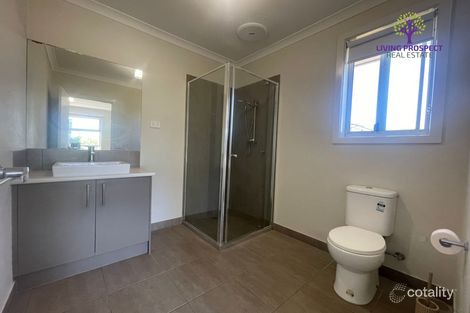 Property photo of 5 Treeve Parkway Werribee VIC 3030