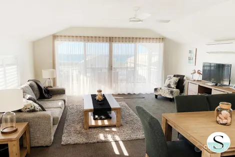 Property photo of 17 Beachside Drive Caves Beach NSW 2281