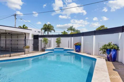 Property photo of 11 Cresta Broadbeach Waters QLD 4218
