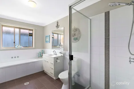 Property photo of 4 Mia Court Nikenbah QLD 4655